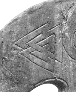 Символ Валькнут на кровати обнаруженного корабля